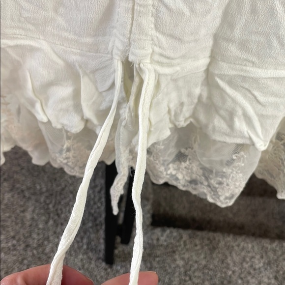 Bluheaven Elegant Boho Cream Lace Hem Ruffled Sleeve Blouse - Picture 6 of 9